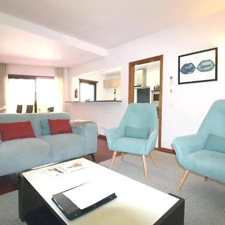 아파트 Apartment With 2 Bedrooms In Luz With Wonderful Mountain View Shared Pool Enclosed Garden 350 M From The Beach Senhora da Luz